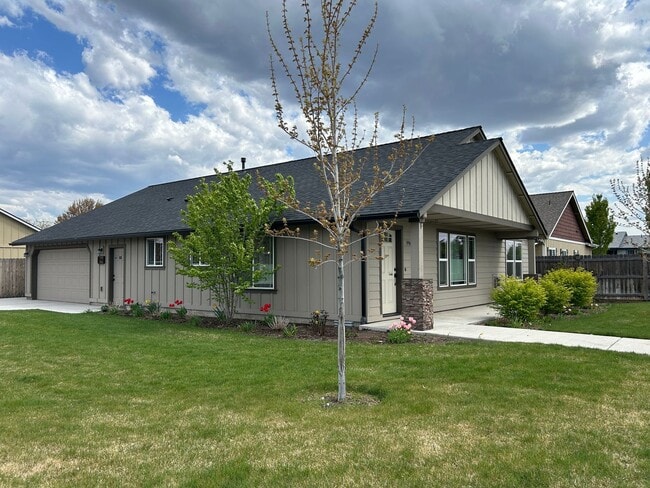 996 NW Oak Ave in Redmond, OR - Building Photo - Building Photo