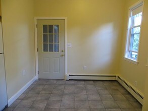 558 Riverside Ave-Unit -1 in Medford, MA - Foto de edificio - Building Photo