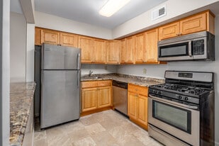 Berdan Court in Wayne, NJ - Building Photo