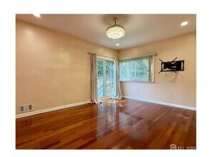 5 Viburnum Ct in East Brunswick, NJ - Building Photo - Building Photo