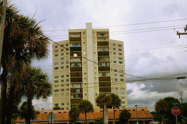 The Aristocrat Condominiums in Pompano Beach, FL - Building Photo - Building Photo