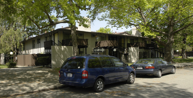 2057 Camel Ln in Walnut Creek, CA - Foto de edificio - Building Photo