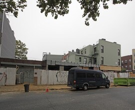 324 Graham Ave in Brooklyn, NY - Building Photo - Building Photo
