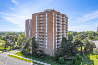 15 Sewells Rd in Toronto, ON - Building Photo - Building Photo