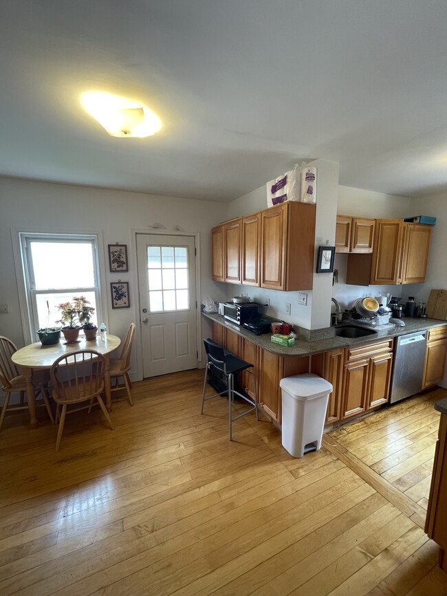 11 Dickson St, Unit #2 in Somerville, MA - Building Photo - Building Photo