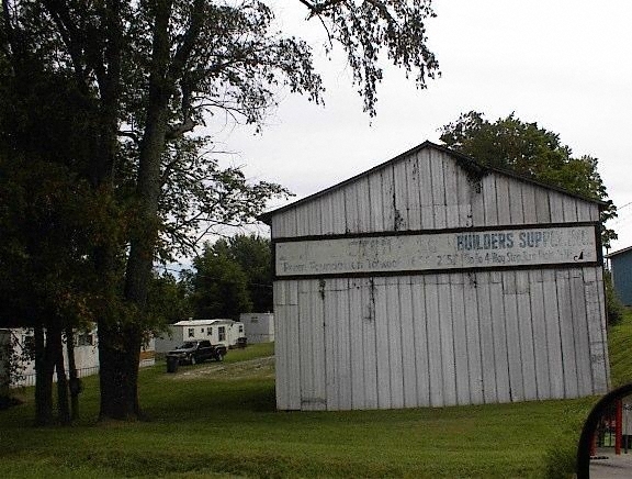 400 Red Boiling Springs Rd in Lafayette, TN - Foto de edificio