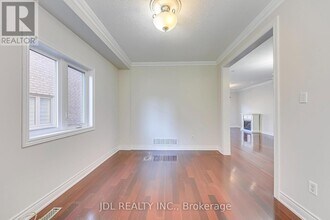 2206 Glenfield Rd in Oakville, ON - Building Photo - Building Photo