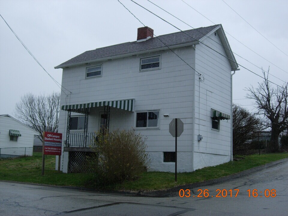 698 High St in California, PA - Building Photo