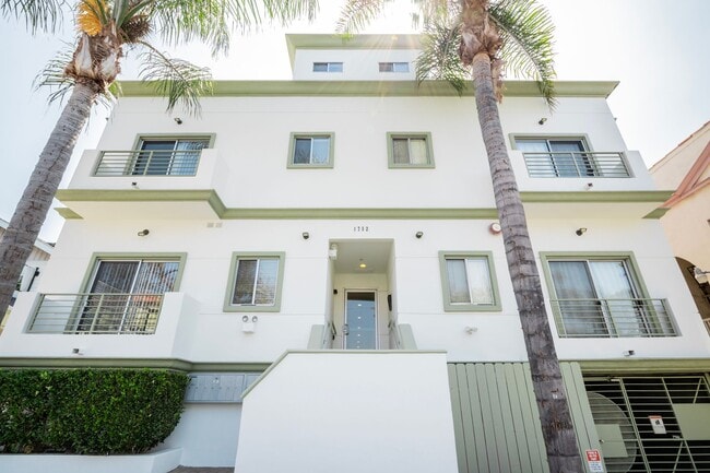 1752 N Kingsley Dr. in Los Angeles, CA - Foto de edificio - Building Photo