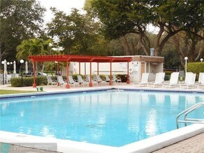 3150 W Rolling Hills Cir in Davie, FL - Building Photo - Building Photo