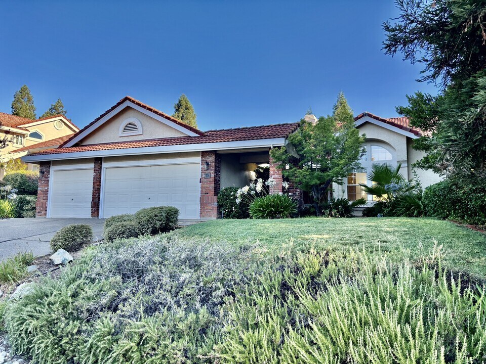 112 Finchley Ln in Folsom, CA - Building Photo