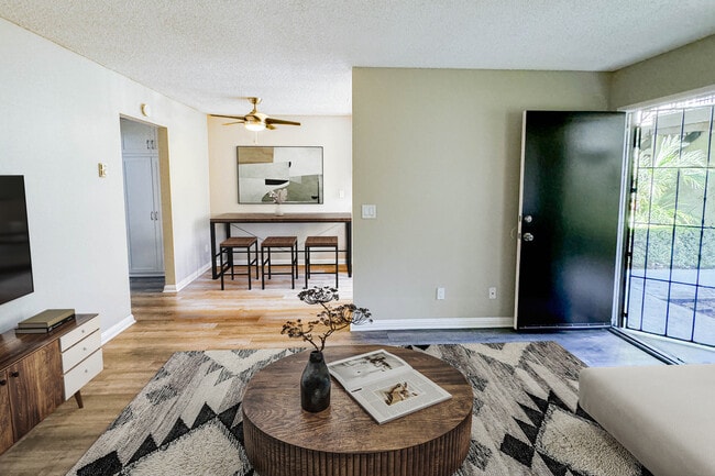 Orange Terrace Apartments in Long Beach, CA - Building Photo - Building Photo