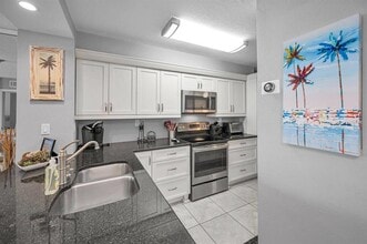 5901 Bahia Del Mar Cir N in St. Petersburg, FL - Building Photo - Building Photo