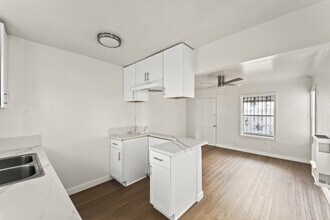 8006 S New Hampshire Ave in Los Angeles, CA - Building Photo - Building Photo