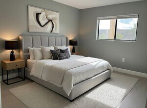 350 Palm Cir W, Unit 201 in Pembroke Pines, FL - Foto de edificio - Building Photo