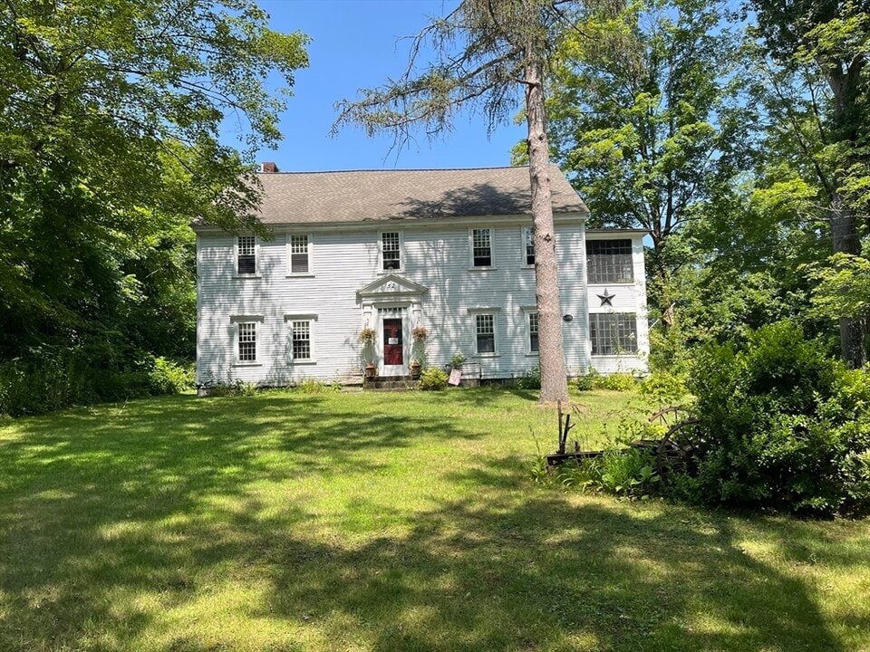 52 Elmwood St in Millbury, MA - Building Photo