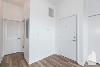 2700 W North Ave, Unit 204 in Chicago, IL - Building Photo - Building Photo