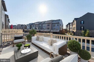 14032 Sunrise Valley Dr in Herndon, VA - Building Photo