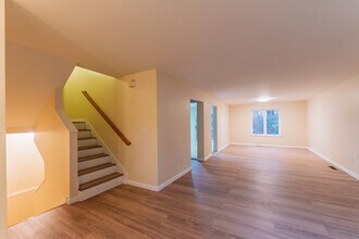 208 Castlewood Dr in Bloomfield, CT - Building Photo - Building Photo