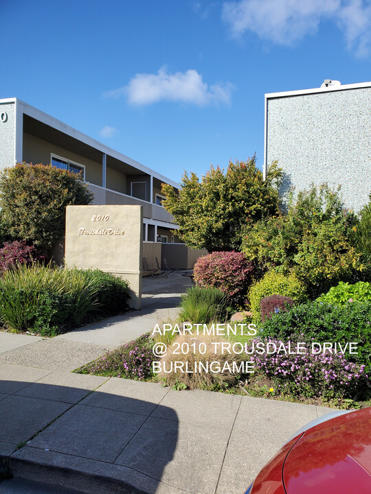 2010 Trousdale Dr in Burlingame, CA - Foto de edificio