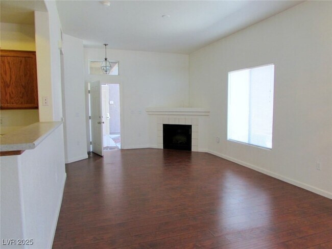 3375 Cactus Shadow St, Unit 101 in Las Vegas, NV - Foto de edificio - Building Photo