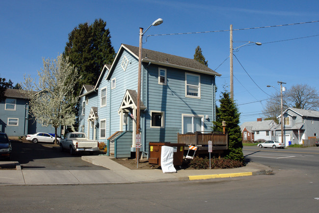 Nelson Court in Portland, OR - Foto de edificio - Building Photo