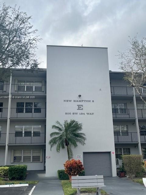 300 SW 134th Way in Pembroke Pines, FL - Foto de edificio