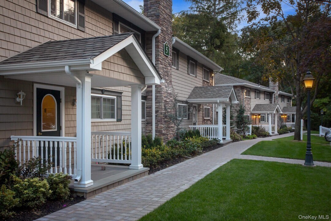 1 Dark Hollow Rd in Port Jefferson, NY - Building Photo