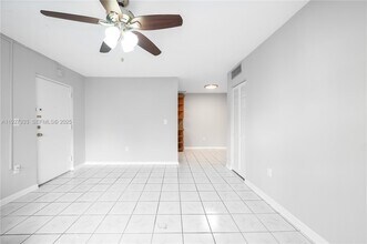 7160 Fairway Dr-Unit -J7 in Hialeah, FL - Building Photo - Building Photo