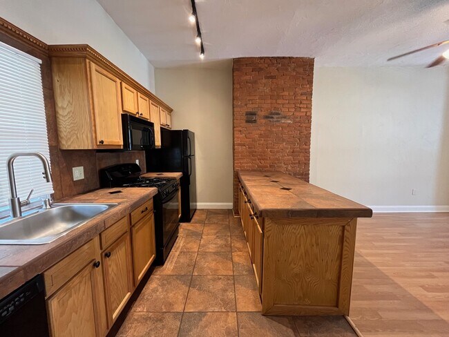 5205 Carnegie St in Pittsburgh, PA - Building Photo - Building Photo