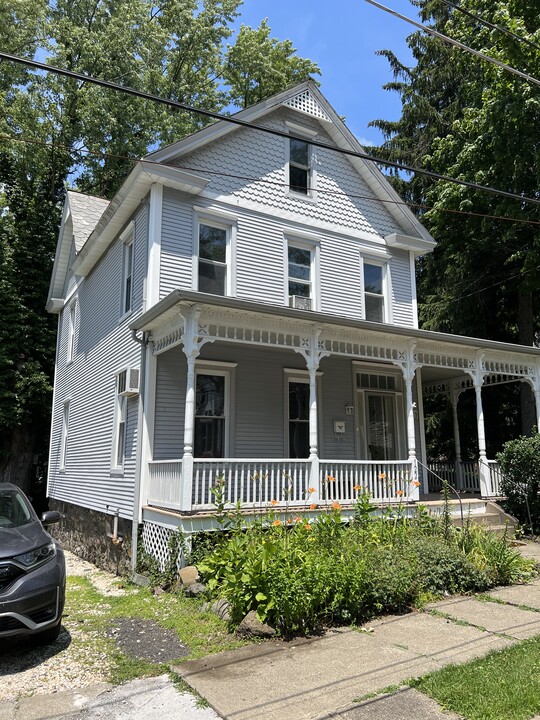 122 Center St in East Stroudsburg, PA - Foto de edificio