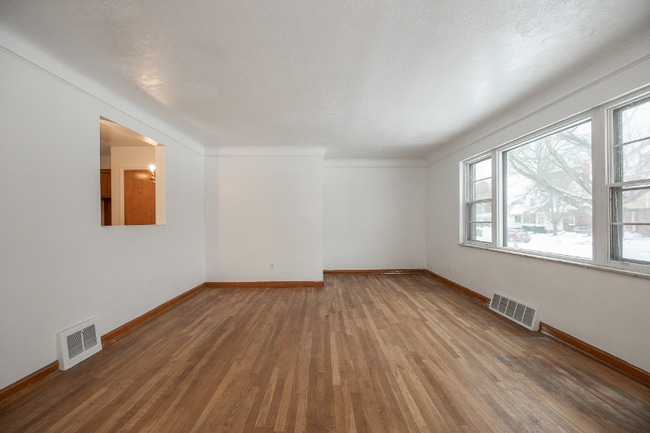 160 Noble Beach Dr in Euclid, OH - Building Photo - Building Photo