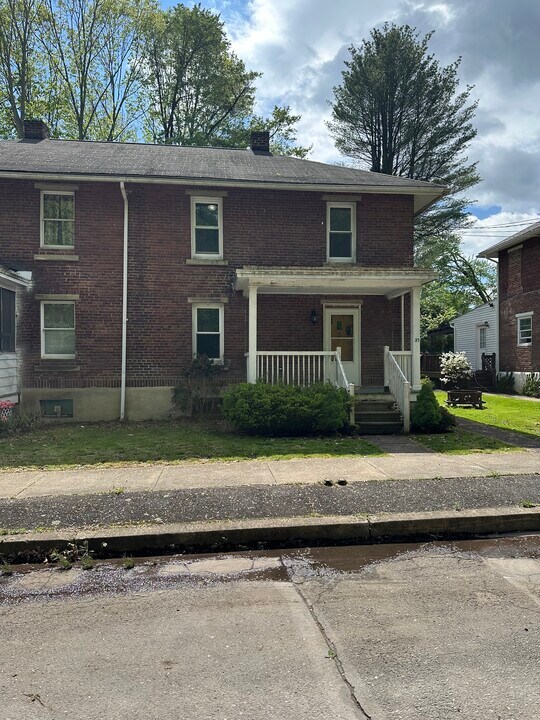 37 Loomis Park in Hanover Township, PA - Building Photo