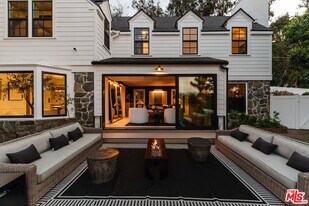 3100 Coldwater Canyon Ave in Los Angeles, CA - Building Photo