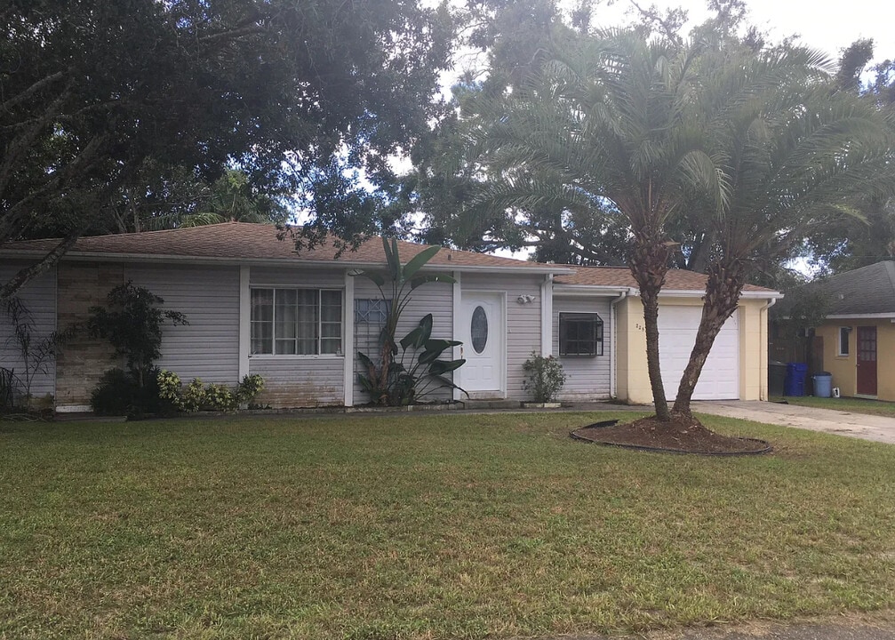 225 Grove Cir S in Dunedin, FL - Building Photo
