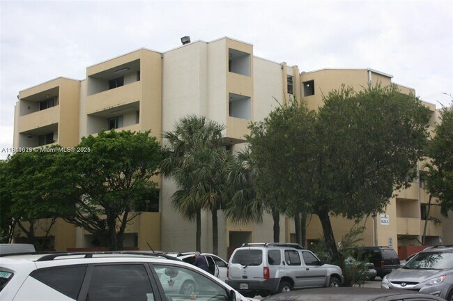 10000 NW 80th Ave in Hialeah, FL - Building Photo - Building Photo