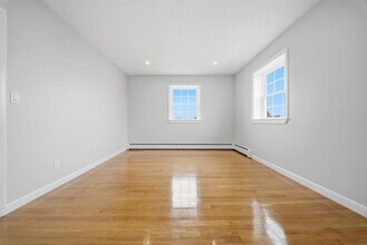 11 Schubert St, Unit 10 in Boston, MA - Foto de edificio - Building Photo