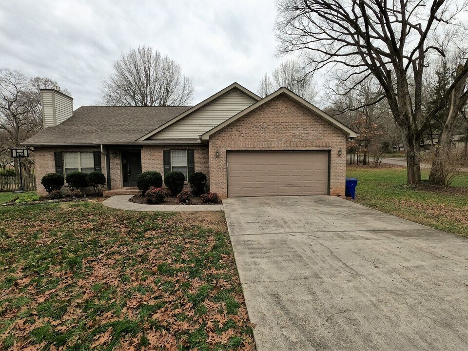 3201 Saratoga Dr in Knoxville, TN - Building Photo