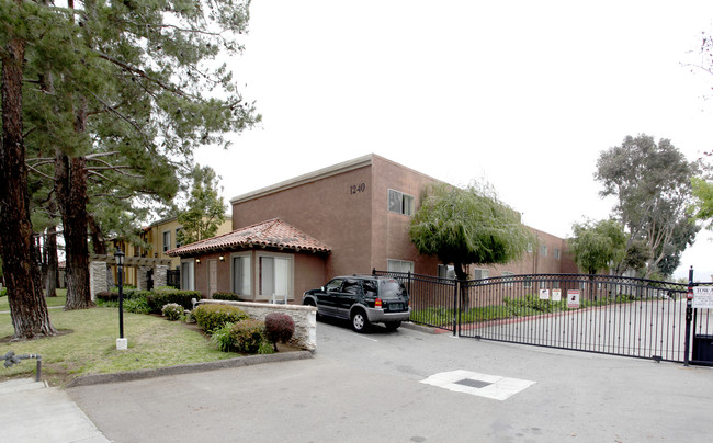 Villa La Paz in Escondido, CA - Foto de edificio - Building Photo