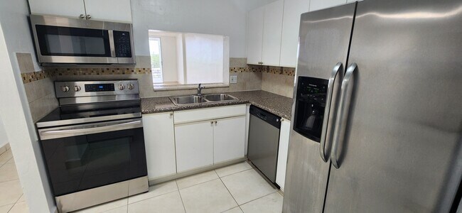 3660 NE 166th St, Unit 703 in Miami, FL - Building Photo - Building Photo