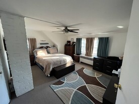 27 Family Ln, Unit 27 fam in Levittown, NY - Building Photo