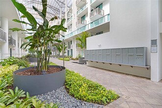 6000 Collins Ave in Miami Beach, FL - Building Photo - Building Photo