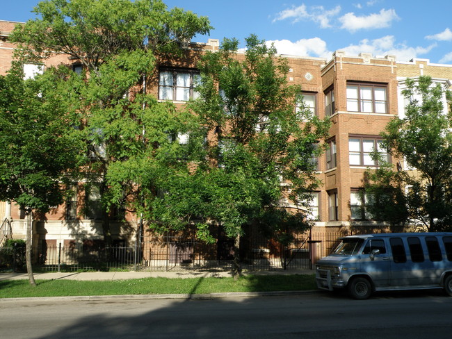 739-741 Independence Blvd in Chicago, IL - Building Photo - Building Photo