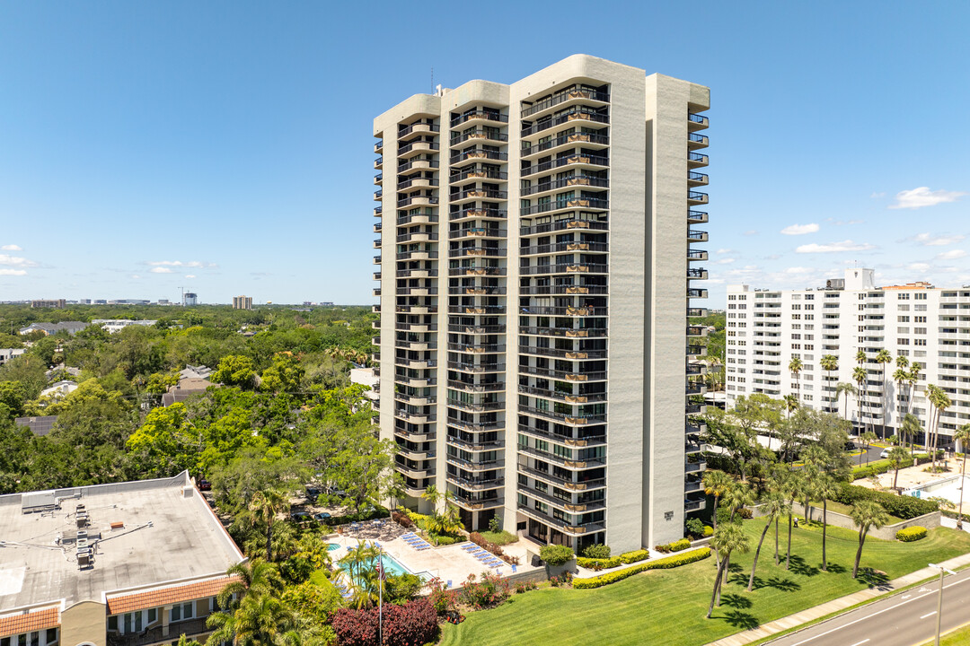 Atrium on the Bayshore in Tampa, FL - Foto de edificio