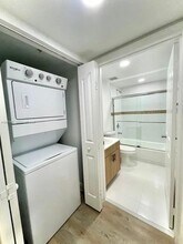 4041 N Pine Island Rd in Sunrise, FL - Building Photo - Building Photo