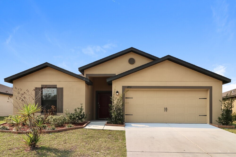 6953 Redbay Dr in Brooksville, FL - Foto de edificio