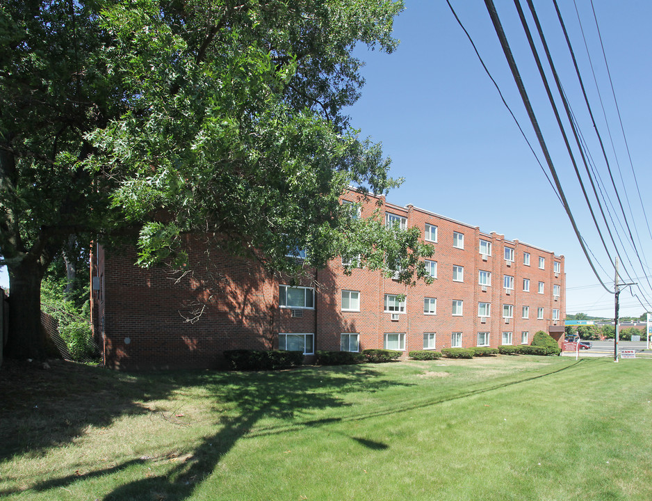 Emmett Street Apartments in Bristol, CT - Foto de edificio