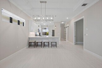 16124 Key Biscayne Ln in Westlake, FL - Foto de edificio - Building Photo