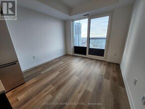 395 Square One Dr in Mississauga, ON - Building Photo - Building Photo