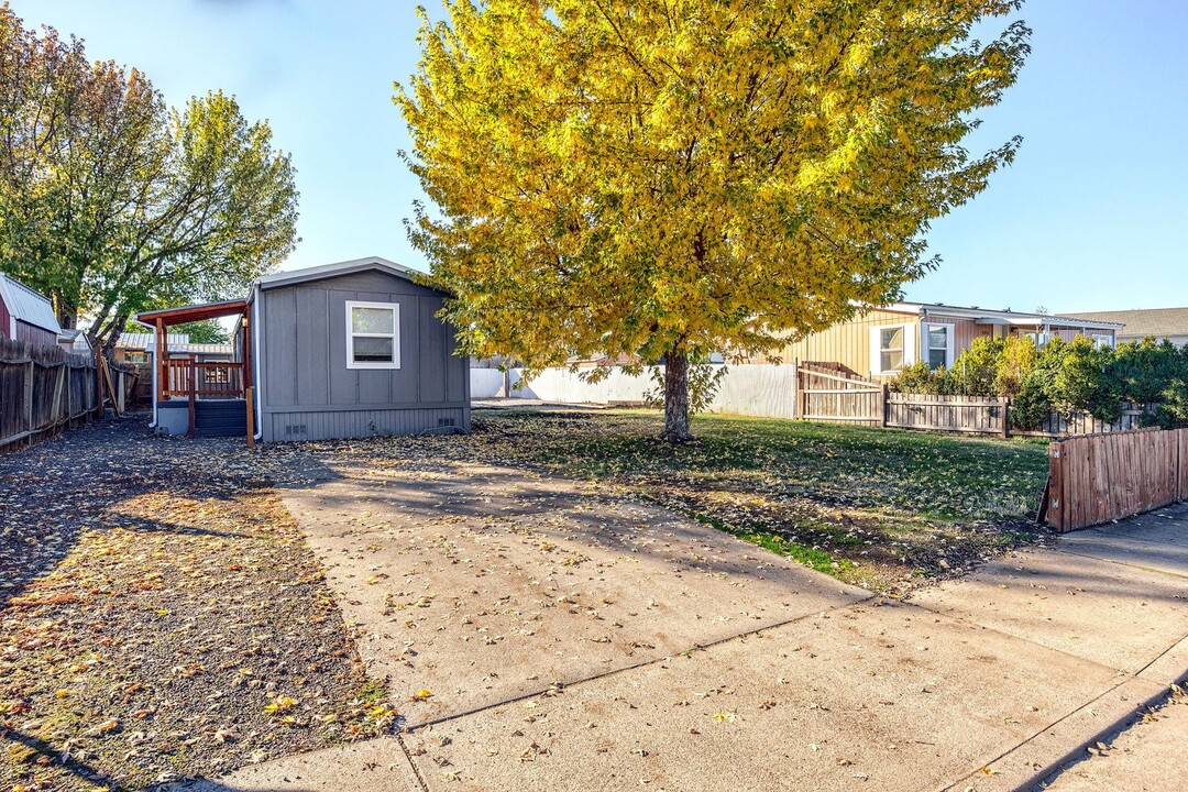 8368 Barbur St in White City, OR - Building Photo